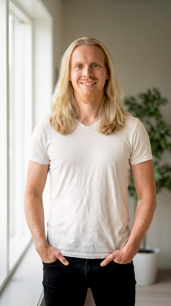 Lars Thieme am Schreibtisch bei der Arbeit